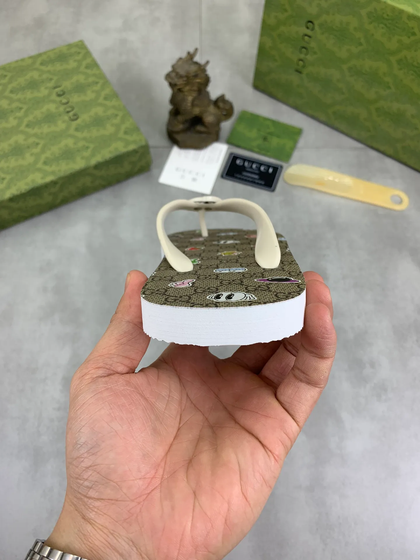 Men's men's shoes 💰P220💰【New style】🆘【GUCCI】Official website's popular Gucci adult couple 🧑‍🤝‍🧑 style, children's flip-flops are on sale at the counter simultaneously! Original fabric imported from Italy. Original bottom provided by the original factory. Size: Adult 36-45. Children’s size: 30-37. Multiple colors available.